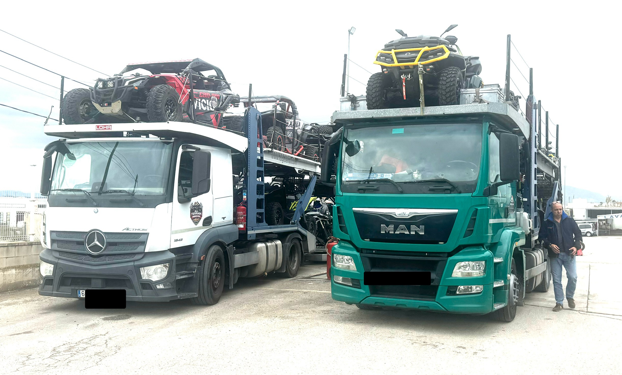 Dos camiones portavehículos cargados de buggies y quads