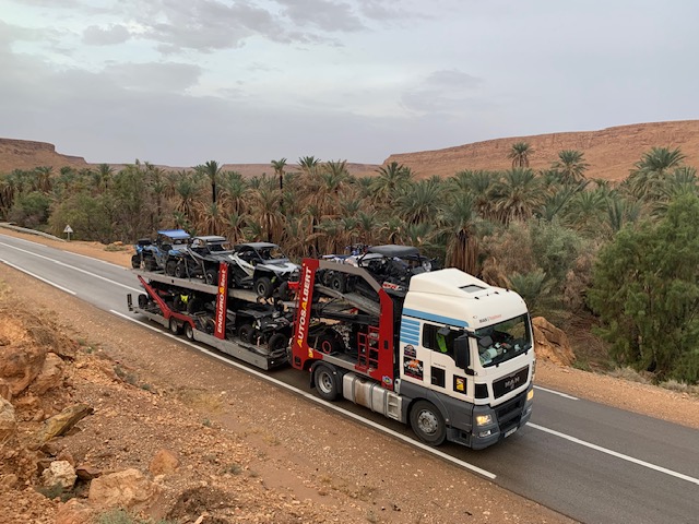 Camión cargado de buggies en una carretera de Marruecos