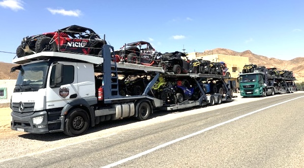 Convoy de dos camiones portavehículos en Marruecos