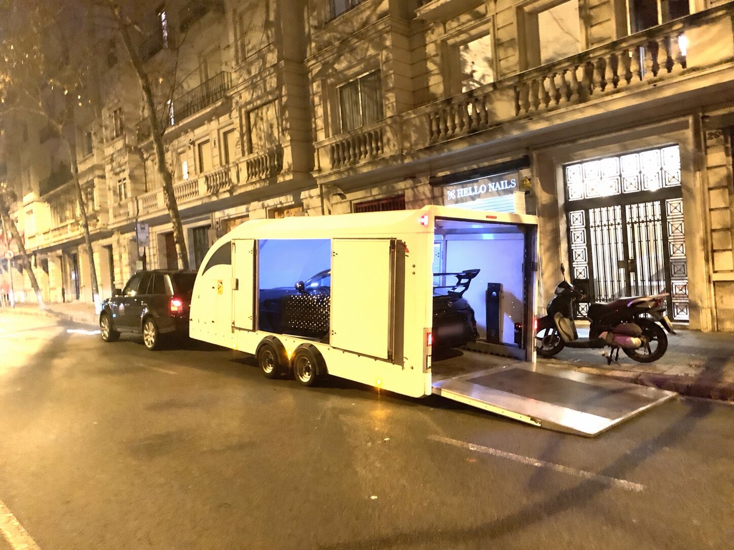 Range Rover con remolque cerrado durante una entrega nocturna en Barcelona