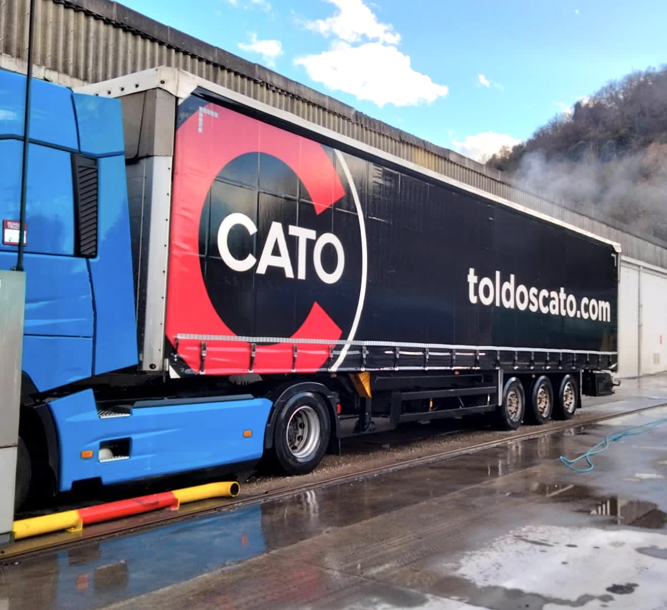 Renault azul con semirremolque de lona negra CATO, tipo tautliner