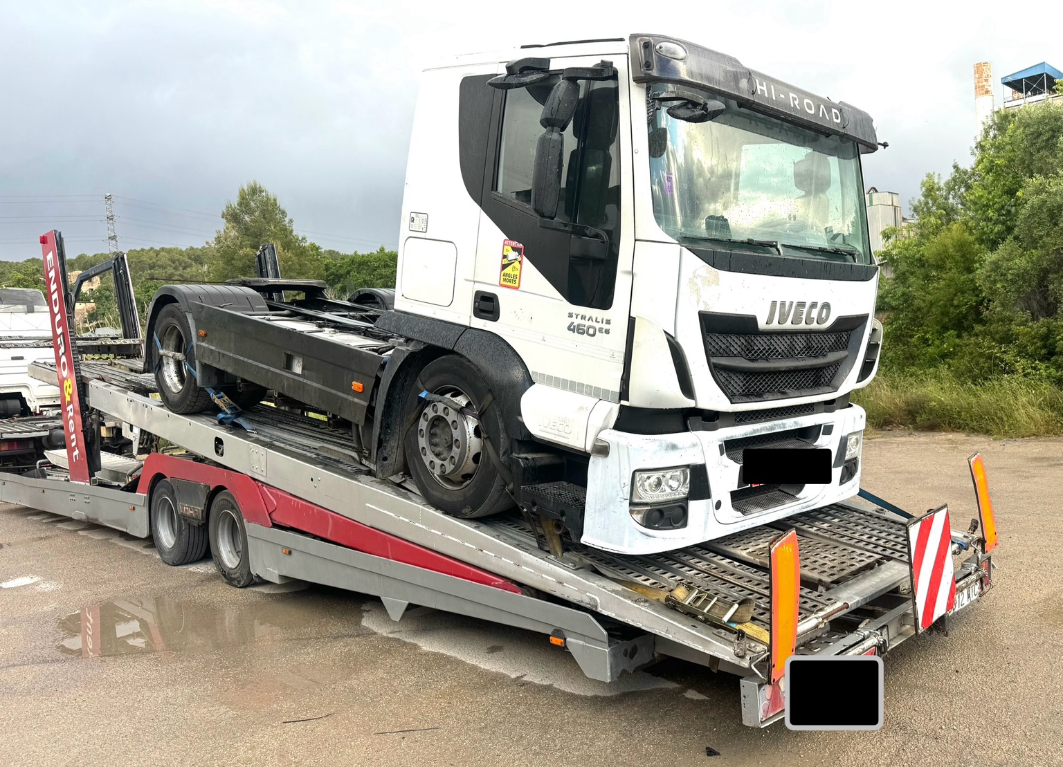 Tractora Iveco averiada cargada sobre un portavehículos Enduro Rent durante un rescate