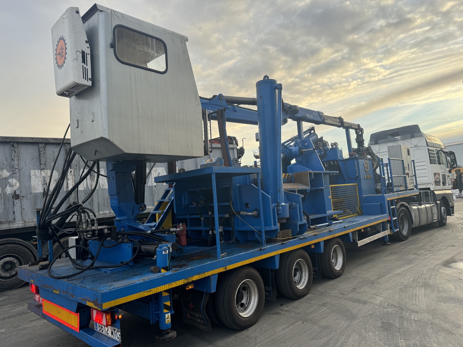 Prensa industrial de gran tonelaje transportada sobre una plataforma especial